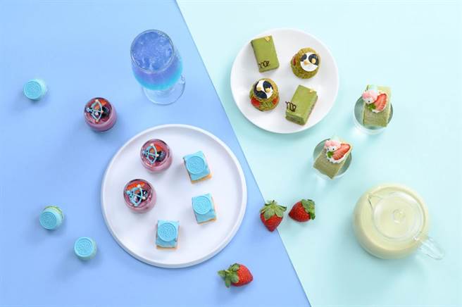 「火象星座」幸运色─蓝色系草莓甜点，「土象星座」绿色系草莓抹茶甜点。（喜来登提供／罗浚滨新竹传真）