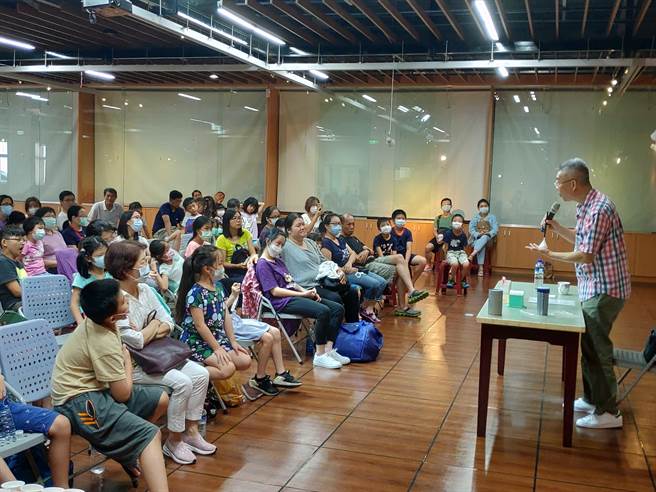 物理奇师田园在头份市举办科学大魔界讲座受到头份市学童的欢迎。（头份市图书馆提供／谢明俊苗栗传真）