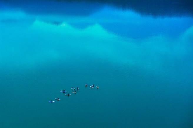 奖作品陈毓芳的「天空下的航行」，陈毓芳在水社拍摄的照片，极简风加上水墨般的倒影，构图独树一格，相当有质感。（日管处提供／黄立杰南投传真）