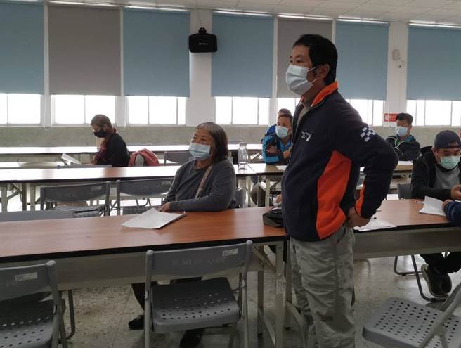 台南市农业局于官田区公所举办生态给付相关办法说明会，与农友交流意见。（刘秀芬摄）