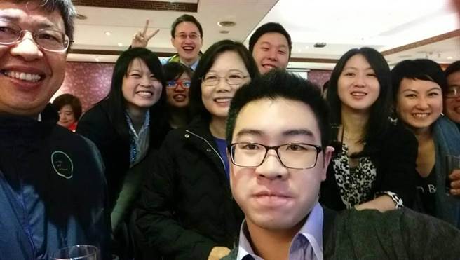 吳釗燮兒接民進黨駐美辦公室副主任，民進黨指係因人力不足，引發網友熱議。(圖 摘自吳迪臉書)