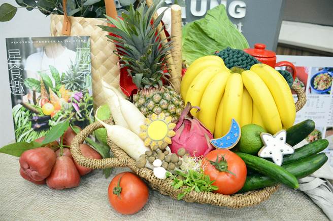 屏東縣政府今年以「蔬果星食趣」為主題，推出2021占星節氣曆。（林和生攝）
