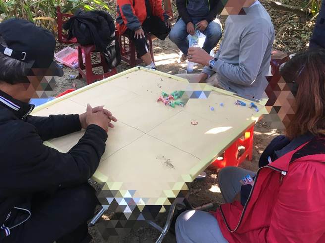 台南市警善化分局日前在曾文溪床树林间，发现多处大型赌场。（读者提供／李宜杰台南传真）