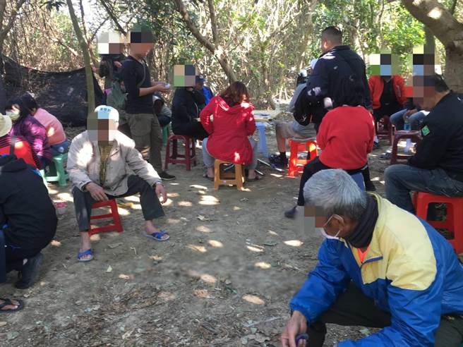 警方依法逮补负责人及赌客等25人，移送南检侦办。（读者提供／李宜杰台南传真）