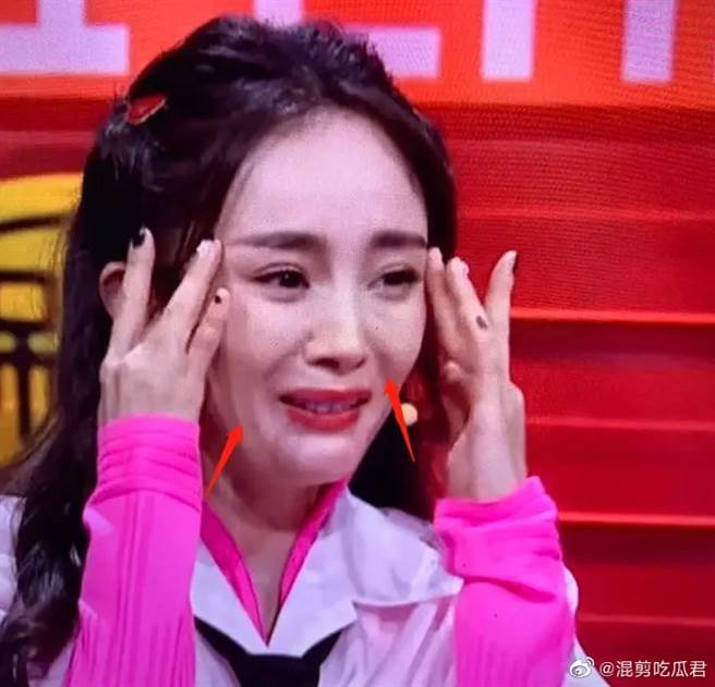 就是这张照片被部分网友质疑杨幂的脸整坏了。（图／截取《奇葩说》片段）