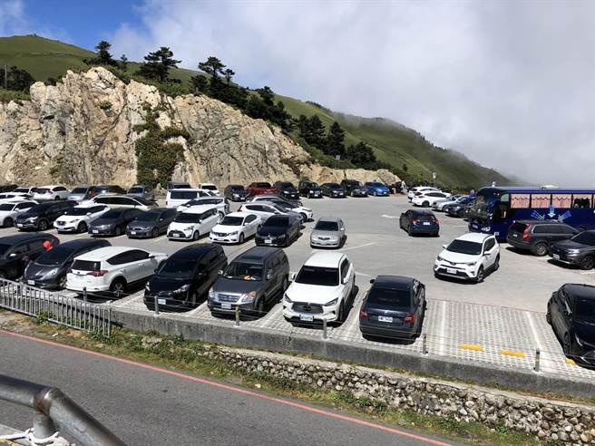 寒流明天來襲，公路總局評估明天入夜至10日清晨，北橫、中橫、合歡山等4條省道高山路段可能結冰，已完成橫向單位連繫及規劃管制作業，並會提早3小發布管制訊息。圖為合歡山停車場。（東勢林管處提供／王文吉台中傳真）
