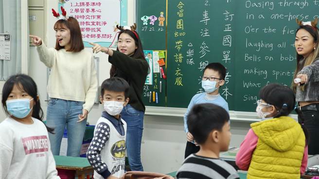 静宜学生发挥专业，走入社区，为沙鹿国小打造「行动英语村」，以提升孩童学习英语的兴趣及成效！（静宜大学提供）