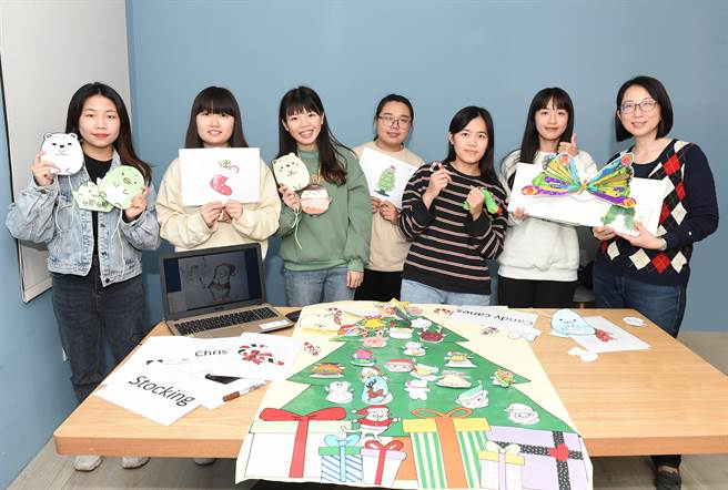 静宜学生透过「行动英语村」，可整合专业、思考、设计与态度，在教学及团队合作中，瞭解问题、找到解决方法！（陈世宗摄）