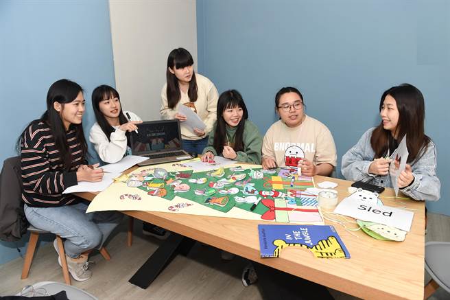 静宜「行动英语村」有别一般的英语营队，学生出队前，必须参与课程设计等工作坊，课程也结合文化典故，并藉由多元方式，让孩童在欢乐气氛中互动及学习。（陈世宗摄）