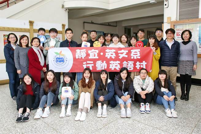 静宜学生在「行动英语村」中，将所学应用实际教学，累积实务经验，为未来就业做好准备！（陈世宗摄）