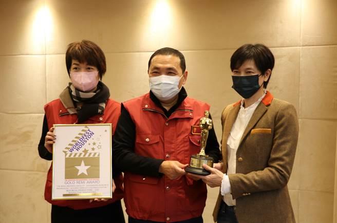 十三行博物馆「魔幻考古沙坑」勇夺第53届「美国休士顿国际影展」多媒体展示类金奖殊荣，文化局长龚雅雯与十三行博物馆长陈春兰6日在献上「小金人」奖座给新北市府（十三行博物馆提供／戴上容新北传真）