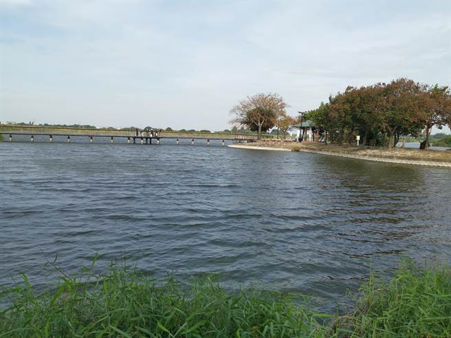 位于台南市官田区的葫芦埤，因为一期稻作停灌，未用到埤塘水，水位满满。（刘秀芬摄）