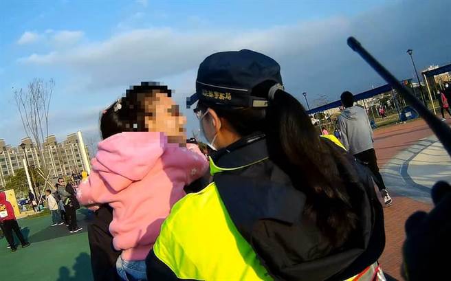 竹南警分局竹南所员警保护女童找到父亲。（竹南警分局提供／谢明俊苗栗传真）