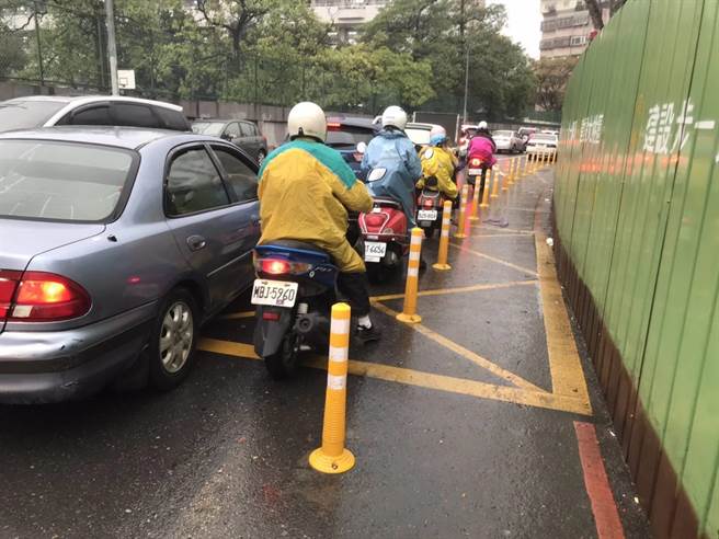 平鎮乙未公園施工圍籬車道縮減停車格暫移除避塞車。（呂筱蟬攝）