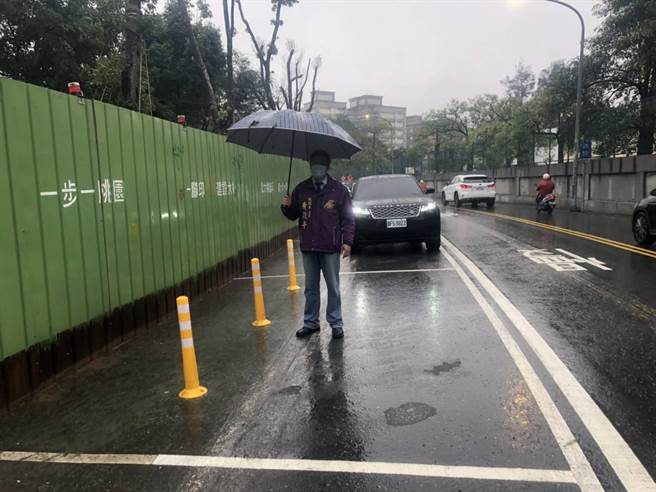 平鎮乙未公園施工圍籬車道縮減停車格暫移除避塞車。（呂筱蟬攝）