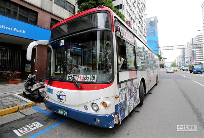 台北市政府劳动局今天公布违反劳动法令业者名单，包括中兴大业巴士与光华巴士。图为中兴巴士示意图。(资料照)