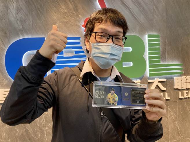 资深象迷林先生买500包球员卡抽中彭政闵限量陨石卡，机率为25万分之一。（邓心瑜摄）