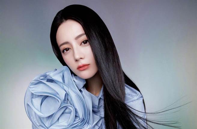 迪麗熱巴最新大片曝光。(圖／翻攝自新浪娛樂)