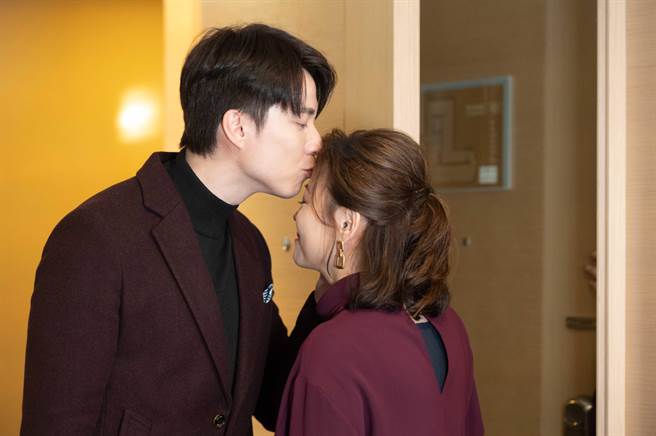 刘书宏亲方馨额头放闪。（TVBS提供）