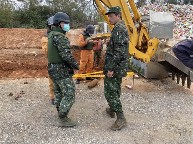 金門金寧鄉資源回收場今（6）日上午進行整地工程時發現1枚鏽蝕炮彈，金防部未爆彈處理小組據報派員勘查。（民眾提供）