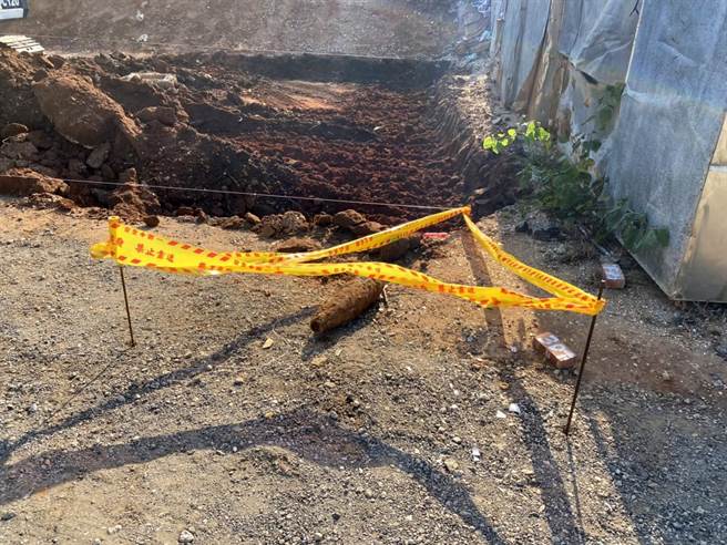 出土長約40公分的炮彈殘體，軍方鑑識已嚴重鏽蝕，且無料、批號，彈體也未發現引信。（民眾提供）