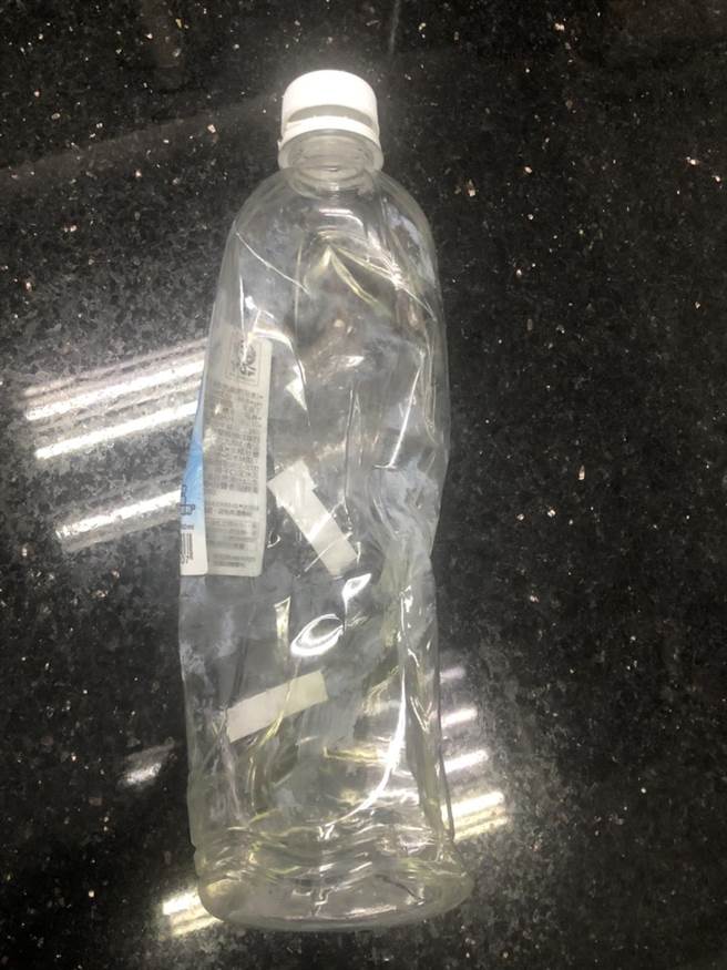 31歲林男多次向劉姓前女友復合不成，由愛生恨，6日中午跑到劉女蘆洲區住處潑灑汽油，隨後快閃離去。（戴上容翻攝）