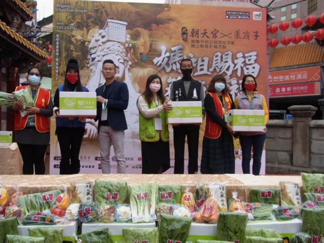 云林县北港朝天宫推出「平安公益蔬菜箱」，为弱势家庭「加菜」。（张朝欣摄）
