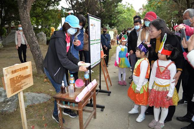 雲林縣政府推廣「校園生廚餘在地處理」，讓垃圾減量往下扎根。（張朝欣攝）