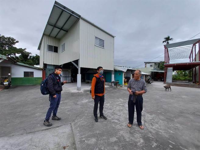 农民忧虑绿鬣蜥入侵吉安乡农田，县府农业处前往现勘查访尚无所获。 （花莲县政府农业处提供／王志伟花莲传真）