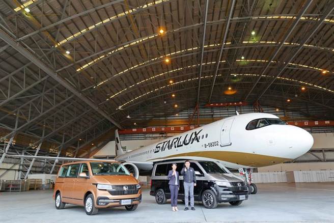 福斯商旅携手星宇航空打造史上最高的新车发表会，上市豪华商旅车T6.1 Multivan，福斯商旅总裁巫诗棻(左)、星宇航空董事长张国炜(右)一同站台。（图／业者提供）