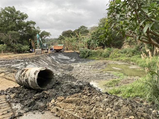 宋姓土方业者在山区以整地为名进行废土倾倒，士林地检署5日搜索谕令负责人300万交保。（图／士检提供）