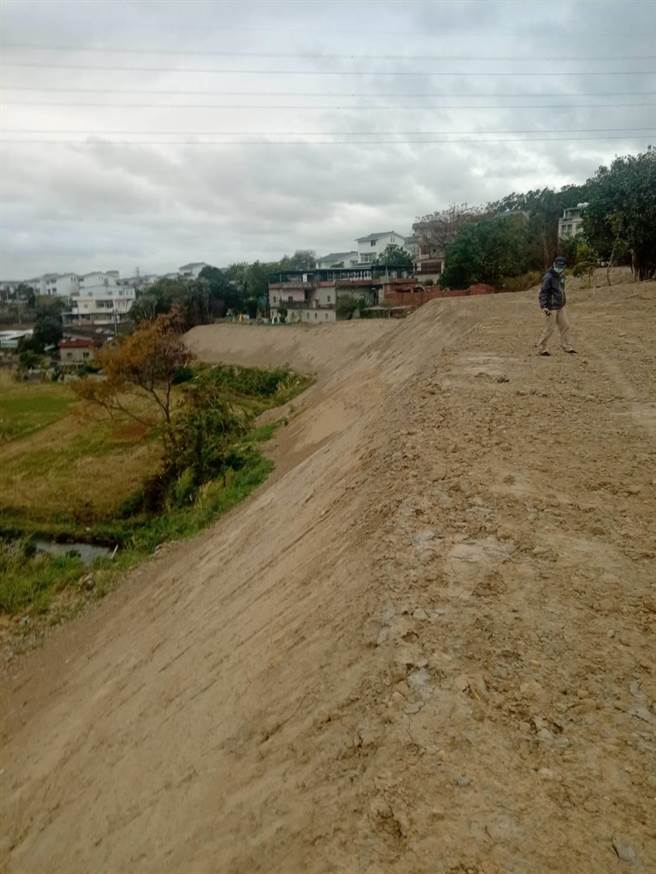 位在苗栗头份的山区，宋姓业者倾倒废土有数个足球场大，楼高5层楼。（图／士检提供）