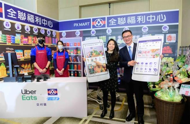 全聯總經理蔡篤昌（右1）與Uber Eats台灣總經理李佳穎(右2）為「PXGo!小時達」和Uber Eats雙平台8日上線服務站台。（全聯提供）