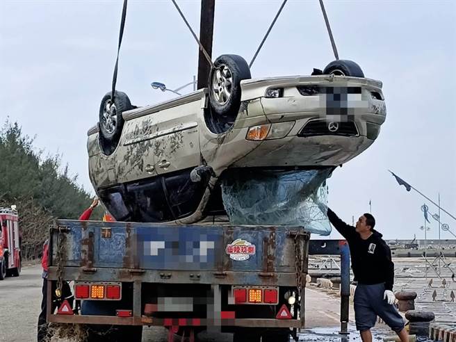嘉義縣布袋鎮第三漁港6日中午發生休旅車落海事故，搜救人員於下午13時20分尋獲該落海車輛。（張毓翎攝）