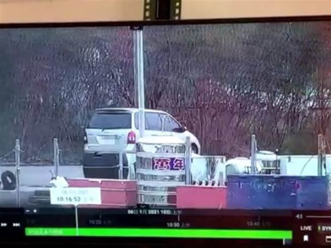 附近監視器顯示，王男在10時09分、10時17分、10時59分曾開車經過事發地點。（讀者提供／張毓翎嘉義傳真）