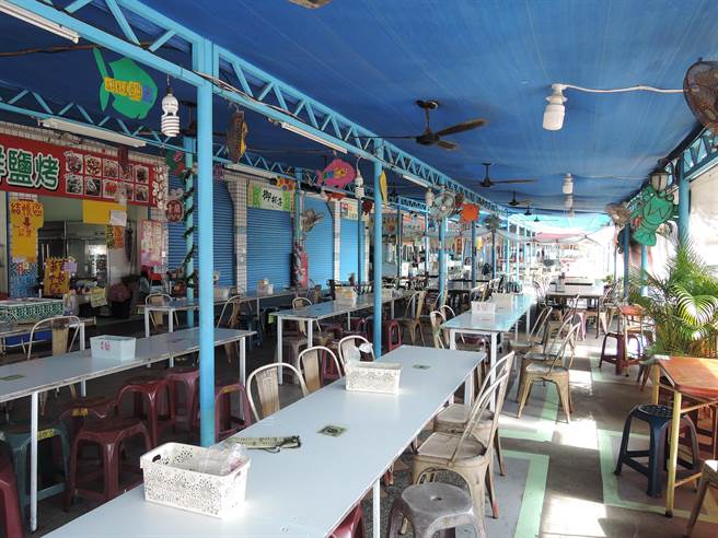 嘉义县政府收回东石渔人码头的经营权，摊商担忧未来无法原位续租，影响生计。（张毓翎摄）