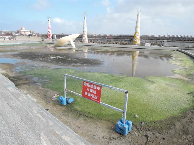 嘉义县政府文观局承接后将找经费，逐年整修东石渔人码头的设施。（张毓翎摄）