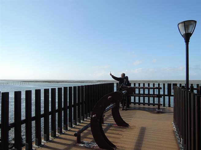 东石渔人码头有无敌海景，吸引许多外地游客前往旅游。（张毓翎摄）