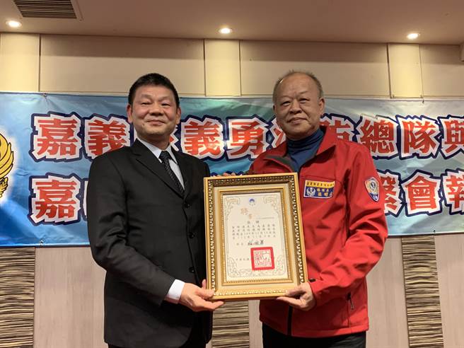 消防署署長陳文龍親自南下嘉義頒發證書給張明達等人。（呂妍庭攝）
