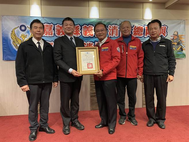 消防署署長陳文龍親自南下嘉義頒發證書給嘉義縣議長張明達、民雄鄉長何嘉恆等人。（呂妍庭攝）