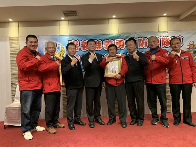 消防署署長陳文龍親自南下嘉義頒發證書給嘉義縣議長張明達、民雄鄉長何嘉恆等人。（呂妍庭攝）
