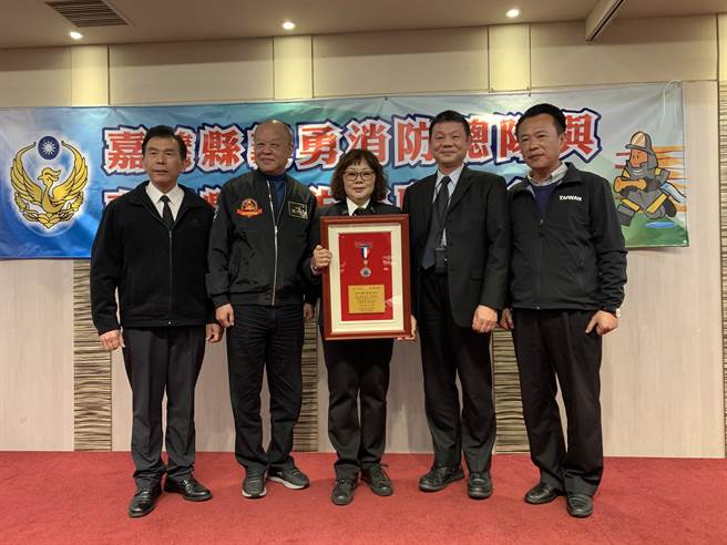 109年度鳳凰獎楷模總隊獎章由朴子義消分隊長周許素蘭獲得。（呂妍庭攝）