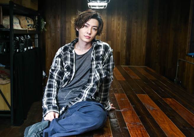 炎亞綸推出新創作專輯，新歌曲風多元，令人驚艷。（粘耿豪攝）