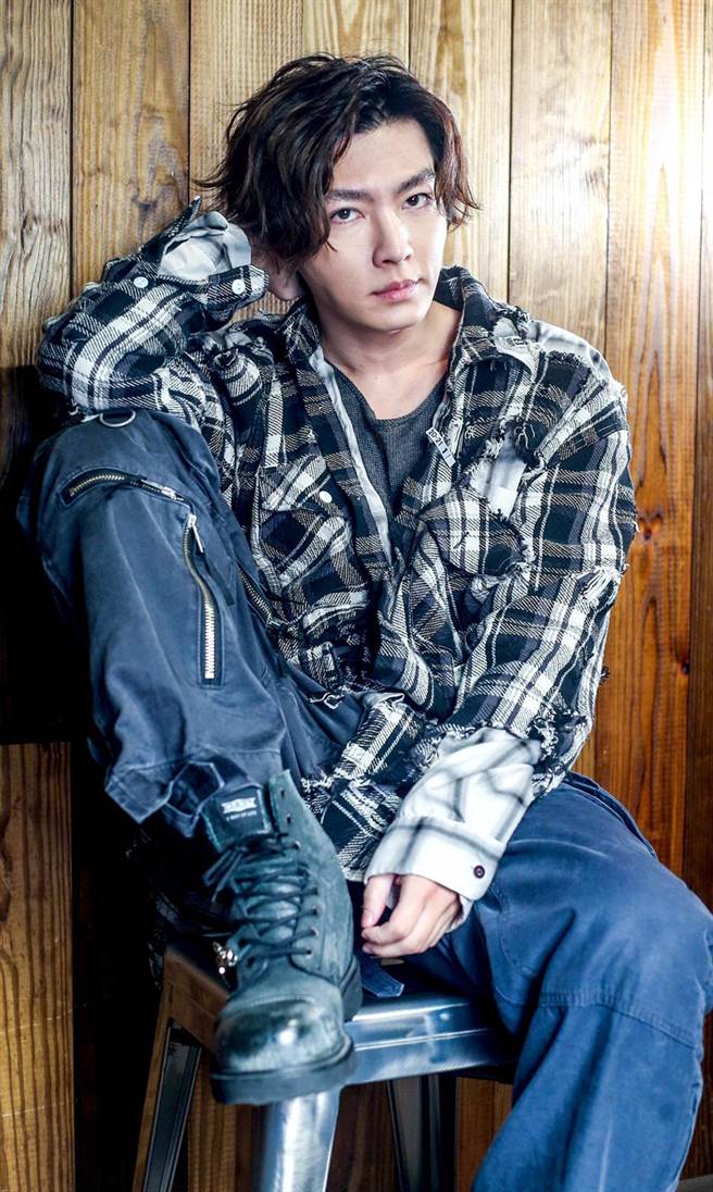 炎亞綸推出新創作專輯，新歌曲風多元，令人驚艷。（粘耿豪攝）