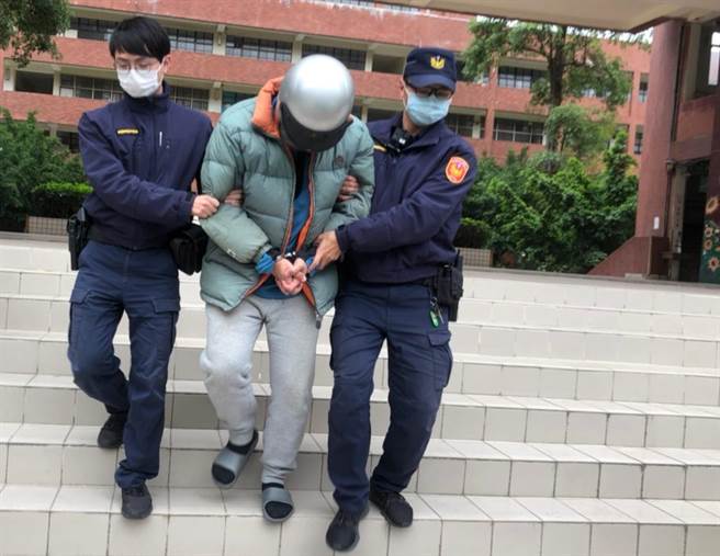 警方6日凌晨循线在新竹拘捕涉嫌开车接应的「乾弟弟」张姓男子，并搜扣90多万现金、钻戒等赃物，检警应讯时，张男坦承犯行，讯后检方依窃盗罪谕令10万元交保。（洪浩轩摄）