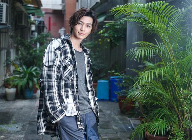 炎亞綸推出新創作專輯，新歌曲風多元，令人驚艷。（粘耿豪攝）