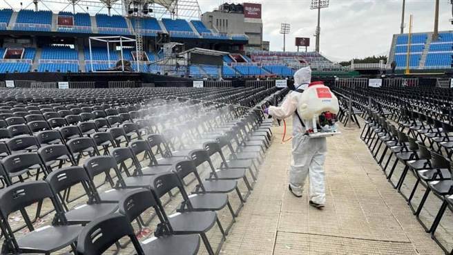 衛生局呼籲，尚未解除自主健康管理者民眾，務必確實配合防疫政策相關規定，勿擅入大型集會活動。（桃園傳真／姜霏提供）