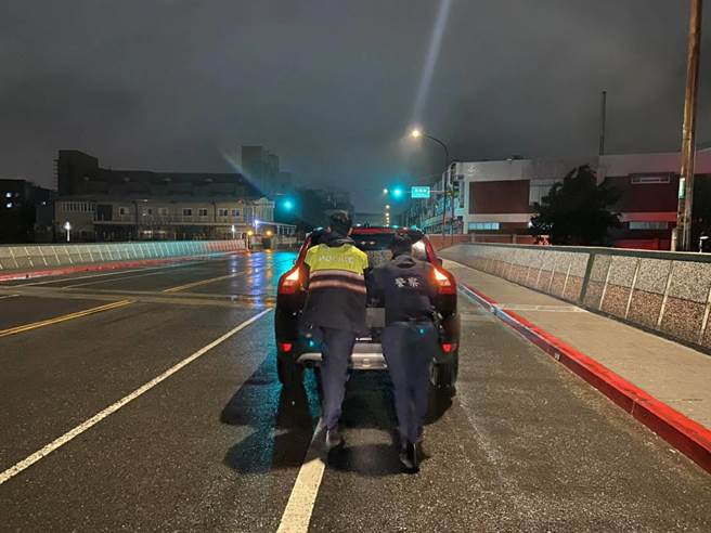 陳姓男子對於員警冒雨協助推車的舉動深表感激，隨後也順利到達公司上班，並在天亮後修復車輛駛離。（姜霏翻攝）