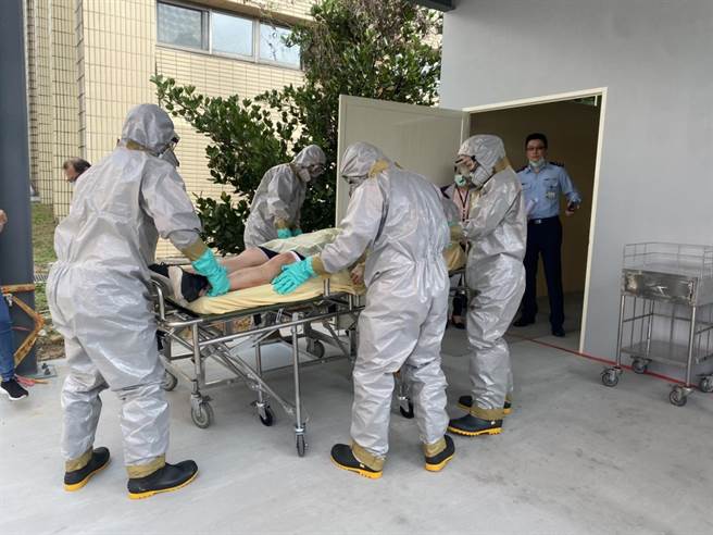 桃園市政府為提升毒化災急救能力，於去年編列100萬元經費，由國軍桃園總醫院購置相關毒化災設備及防護裝備。（桃園市衛生局提供／姜霏桃園傳真）