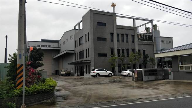 台湾默瑞工厂遭里长指控在海湖国小100公尺内排放废气，导致学区孩童有健康疑虑。（姜霏摄）